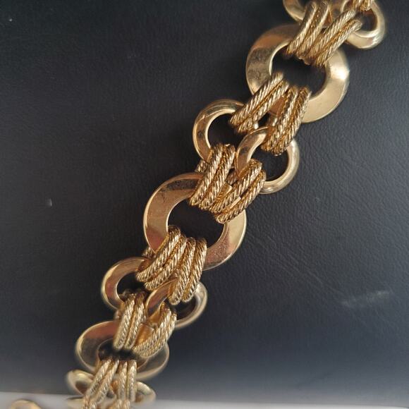 Circular Link Bracelet Smooth and Textured Gold Tone Finish 6 3/4 Inches Long - Picture 6 of 6